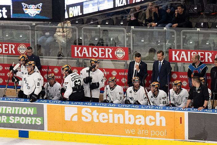 Die Spielerbank der Steinbach Black Wings Linz, Testspiel Steinbach Black Wings Linz vs HC Nove Zamky,  WIn2day ICE Hockey League