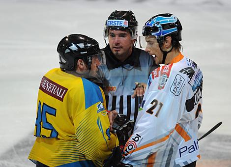 Philipp Lukas Liwest Black Wings Linz und Luca Felicetti Aquile FVG Pontebba mit Linesman Riener Christoph
