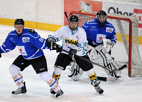 Max Wimmer EHC Liwest Black Wings vor dem Tor der EC Spar Oilers Stefan Quintus.