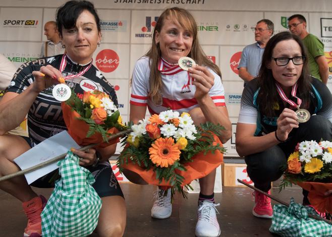 1. RITTER Martina, 2. HARTL Manuela, 3. MAGNET Astrid, Damen Elite Rad Staatsmeisterschaft, Elite Herren, Grünau im Almtal
1. RITTER Martina, 2. HARTL Manuela, 3. MAGNET Astrid, Damen Elite Rad Staatsmeisterschaft, Elite Herren, GrÃ¼nau im Almtal