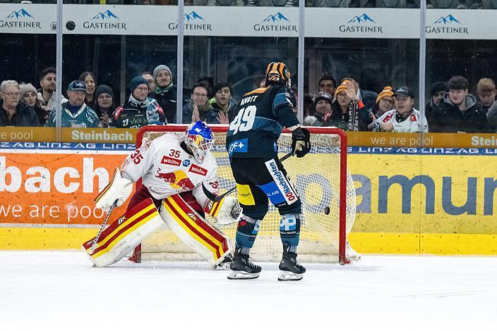 Graham Knott (Steinbach Black Wings Linz) trifft gegen Tormann Atte Tolvanen (EC Red Bull Salzburg) Steinbach Black Wings Linz vs EC Red Bull Salzburg, Linz AG Eisarena 