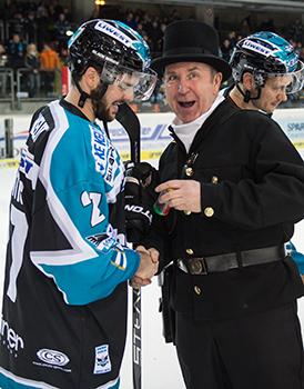 Bernhard Fechtig (EHC Liwest Black Wings Linz) und der Rauchfangkehrer,  EHC Liwest Black Wings Linz vs HC Orli Znojmo