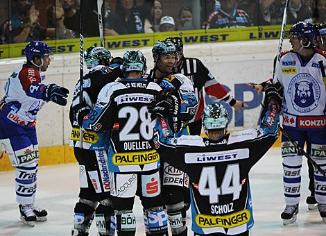 die Black Wings feiern, EHC Liwest Black Wings Linz vs. KHL Medvescak Zagreb