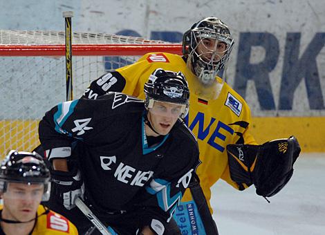 #46 Christoph Ibounig, Stuermer, EHC Liwest Black Wings Linz, vor dem Tor der Krefelder, gehuetet von der 93 Danijel Kovacic, Krefeld Pinguine. 