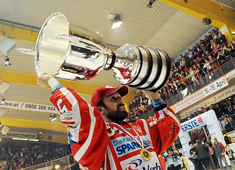 Andrew Schneider, KAC stemmt den Meisterpokal.