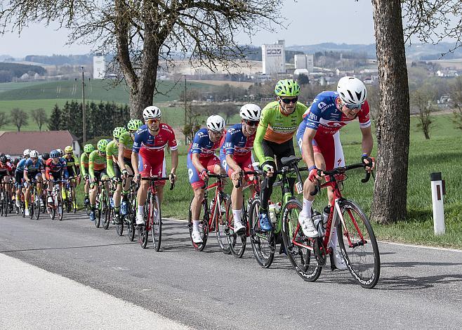 Team Adria Mobil und Team Hrinkow Advarics Cycleang  im Feld an der Spitze 58. Internationales Kirschbluetenrennen, Wels