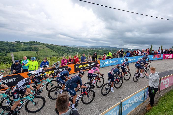 Egan Bernal (COL, Ineos Grenadiers)  klettert zur Bergwertung Gornje Cerovo in Slowenien Stage 15 Grado - Gorizia (147km), 104. Giro d Italia, UCI Worl Tour