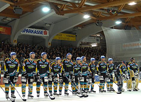 Die Linzer Black Wings feiern den 2. Sieg in der best off 5 Serie gegen Jesenice.