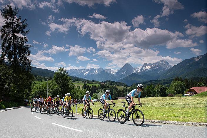 Das Peleton im Anstieg nach Vorderstoder, St.Florian, Asten - Resort Hinterstoder, Höss, Int. Raiffeisen Oberösterreich Rundfahrt UCI Kat. 2.2