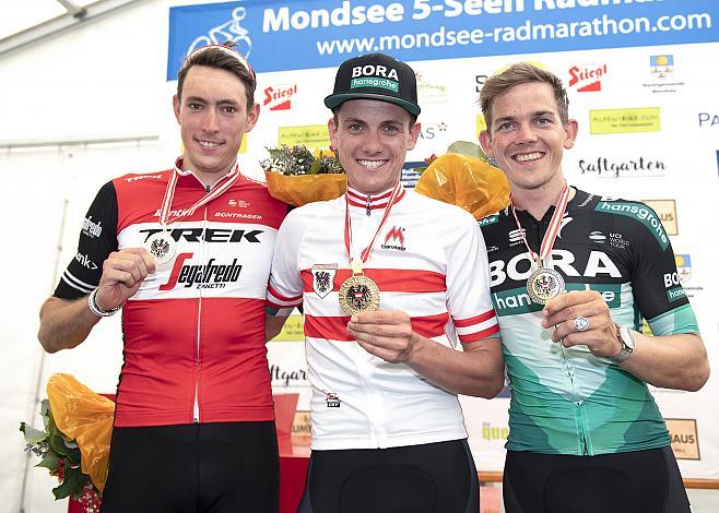 Podest Herren v.l. Michael Gogl (AUT, Trek - Segafredo), Sieger Patrick Konrad (AUT, Bora - Hansgrohe), 3. Platz Gregor MÃ¼hlberger (AUT, Bora - Hansgrohe) Herren Elite Rad Strassen Staatsmeisterschaft, Mondsee