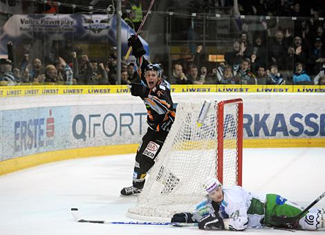 Gregor Baumgartner Liwest Black Wings Linz erzielt und jubelt ueber das Siegtor gegen HDD TILIA Olimpija Ljubljana.