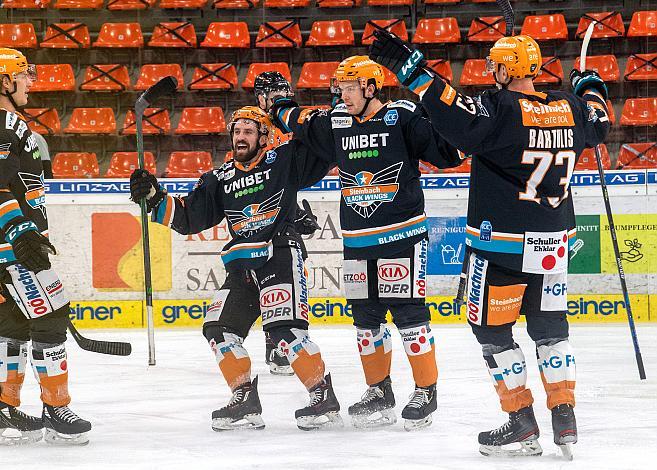 v.l. Brian Lebler (Steinbach Black Wings 1992), Will Pelletier (Steinbach Black Wings 1992), Josh Roach (Steinbach Black Wings 1992), Oskars Bartulis (Steinbach Black Wings 1992) feiern das Tor zum  2 zu 1 Steinbach Black Wings 1992 vs Graz 99ers, Qualifikationsrunfe Eishockey, Bet at Home ICE Hockey League