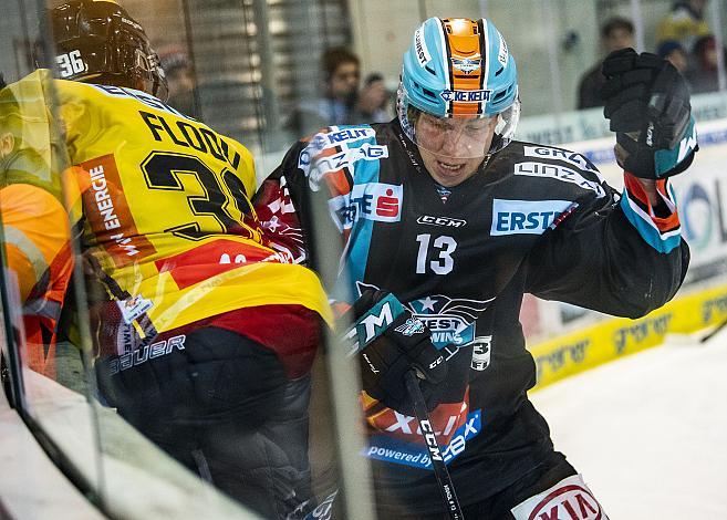 Im Bild: Mark Flood (spusu Vienna Capitals), Gerd Kragl (EHC Liwest Black Wings Linz), Eishockey,  EHC Liwest Black Wings Linz vs Spusu Vienna Capitals