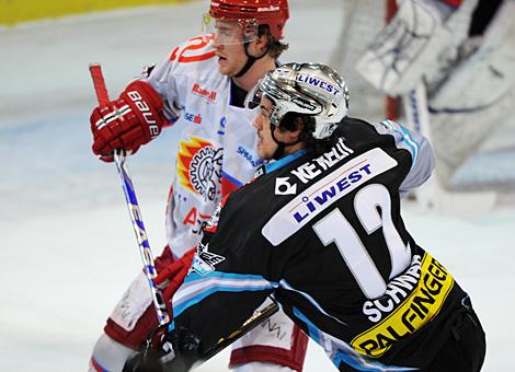 Matthias Schwab im Duell mit Marc Cavosie, Liwest Black Wings Linz vs. HK Acroni Jesenice