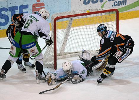 Gregor BAumgartner Liwest Black Wings Linz vor dem Goalie Matija Pintaric HDD TILIA Olimpija Ljubljana