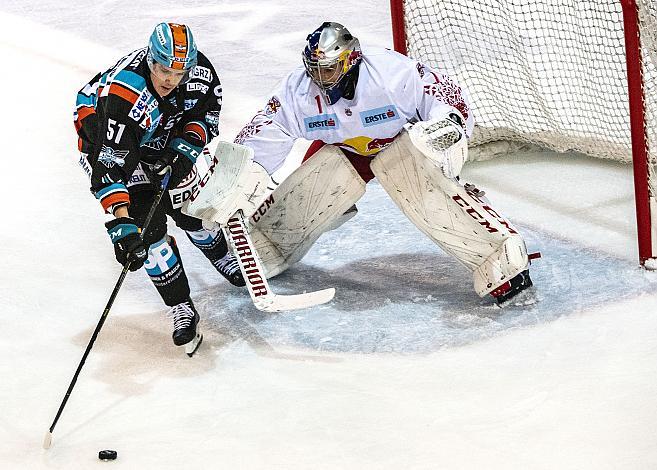 Im Bild: Daniel Woger (EHC Liwest Black Wings Linz), Tormann Jean Philippe Lamoureux (Red Bull Salzburg),  Eishockey,  EHC Liwest Black Wings Linz vs Red Bull Salzburg
