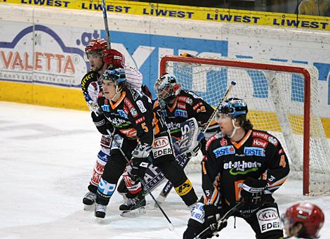 Franklin MAcDonald und Alex Westlund verteidigen  Liwest Black Wings Linz, gegen Jason Morgan EC KAC