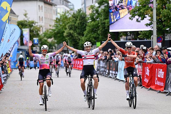 v.l. 2.Platz Jana Gigele (AUT, RSG Team Cookina ARBÖ ASKÖ Graz/ RSV Gütersloh 1931 e.V). Siegerin Kathrin Schweinberger (AUT, Human Powered Health), 3. Platz Carina Schrempf (AUT, Fenix-Deceuninck) Damenrennen, Kriterium Wels, 