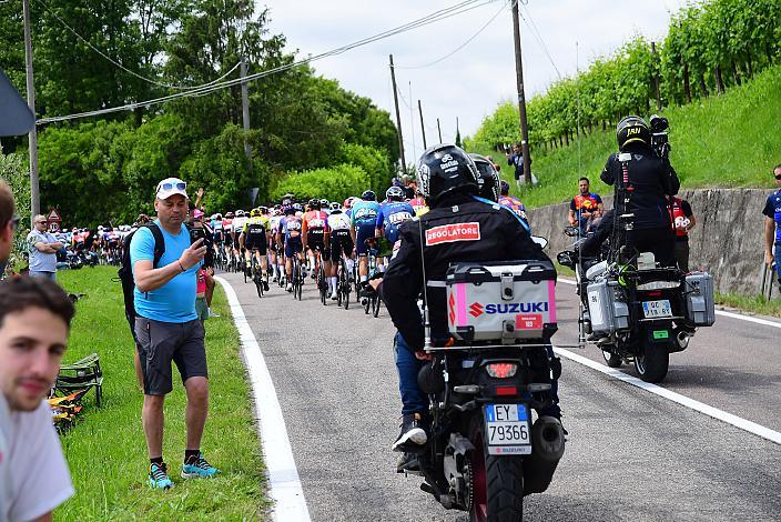 das Feld des Giro in der Prosecco Region, 108. Giro d Italia, Stage 14, Fiume Veneto - Asiago (219km)