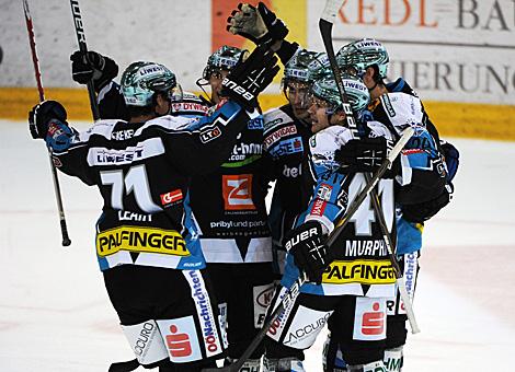 Die Linzer feiern, EHC Liwest Black Wings Linz vs. KHL Medvescak Zagreb