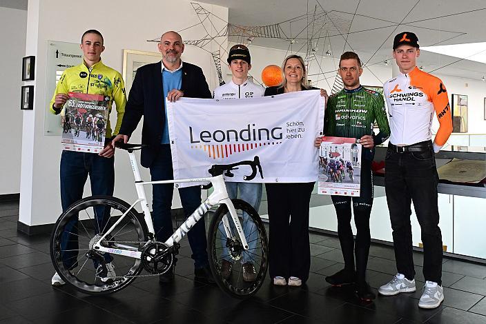 v.l. Mattheo Zambelli (RC Ovilava Wels), Stadtrat Peter Gattringer, Michael Hettegger (AUT, Junioren), Bürgermeisterin Dr. Sabine Naderer-Jelinek, Leonding, Riccardo Zoidl (AUT, Hrinkow Advarics), Gregor Stadlbauer (AUT, Cycling Team Schwingshandl). Pressekonferenz zum 65. Rad Saison Eroeffnungsrennen Leonding