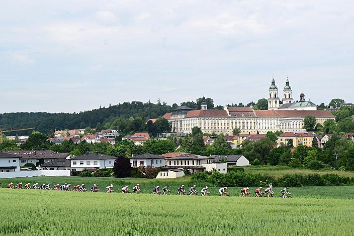 Das Peloton vor dem Stift St. Florian. 4. Etappe St.Florian /Asten - Hinterstoder/Höss 15. Int. Raiffeisen OÖ-Radrundfahrt UCI Kat. 2.2