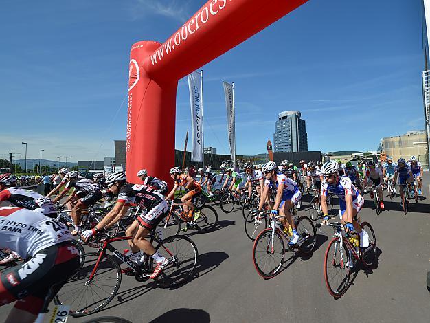 Das Feld am Start in der Voest Stahlwelt, 1. Etappe, Linz Stahlwelt Aigen/Schlaegl