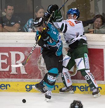 Jonathan D Aversa (EHC Liwest Black Wings Linz)  EHC Liwest Black Wings Linz  vs Augsburger Panther