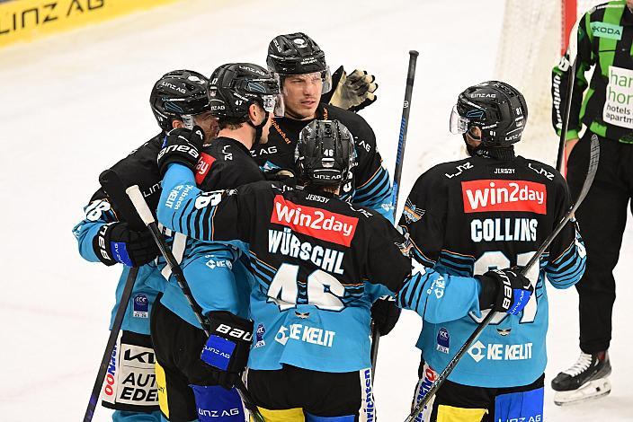 Die Steinbach Black Wings Linz feiern das Tor zum 3 zu 2 durch Logan Roe (Steinbach Black Wings Linz), 41. Runde ICE, Steinbach Black Wings Linz vs EC KAC, Linz AG Eisarena 