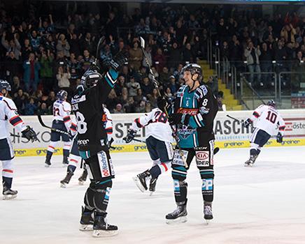 Laurens Ober (EHC Liwest Black Wings Linz) feiert sein Tor zum 7 zu 0,  EHC Liwest Black Wings Linz vs KHL Medvescak Zagreb