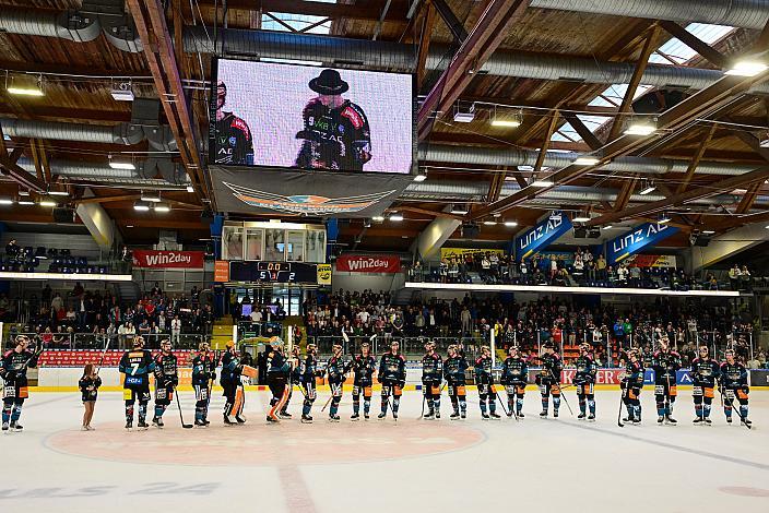 Das Team der Steinbach Black Wings Linz feiert den ersten Heimsieg, Steinbach Black Wings Linz vs Migross Supermercati Asiago Hockey 1935, Linz AG Eisarena, pre season 