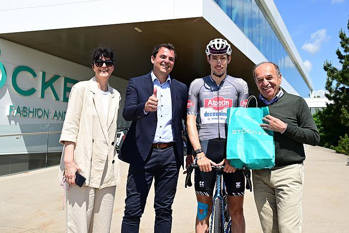 Michael Gogl (AUT, Alpecin-Deceuninck) Paul Resch (Präsident LRV Oberösterreich) 2. Etappe Eferding - Ried im Innkreis, 15. Int. Raiffeisen OÖ-Radrundfahrt UCI Kat. 2.2