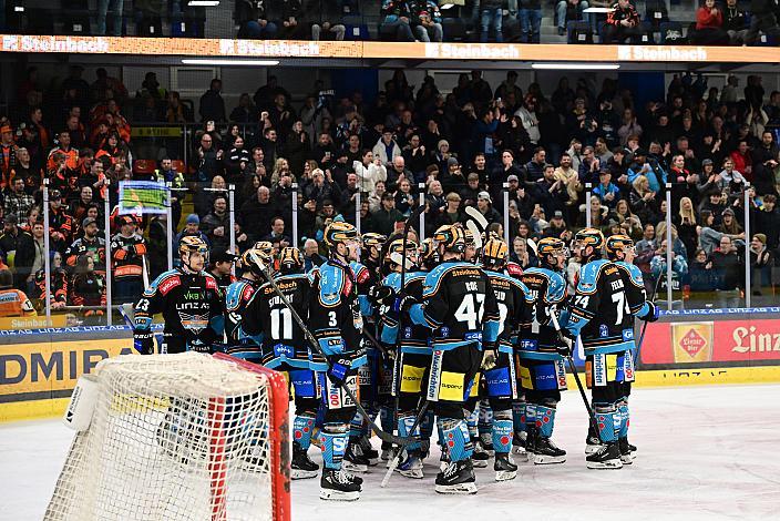 Die Steinbach Black Wings Linz feiern das Tor zum Sieg in der Overtime, Win2Day ICE Hockey League,  5. Viertelfinale, Steinbach Black Wings Linz vs Moser Medical Graz 99ers,  Linz AG Eisarena 