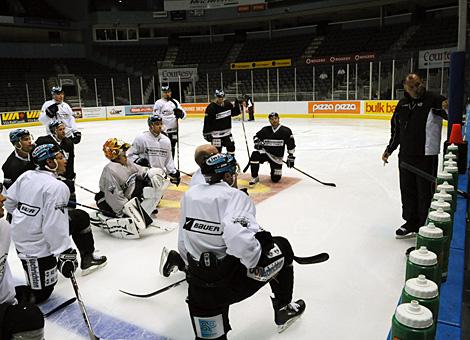 Kim Collins, Trainer Liwest Black Wings Linz erklaert die Uebungen beim Training dem Team.