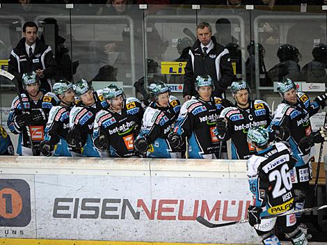 Linz feiert ein Tor gegen Sapa Fehervar, EHC Liwest Black Wings Linz vs. SAPA Fehervar AV19, Platzierungsrunde