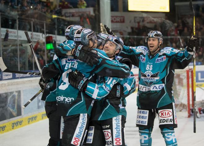 Linz feiert den Sieg  EHC Liwest Black Wings Linz vs HCB Suedtirol Alperia 1. Viertelfinale