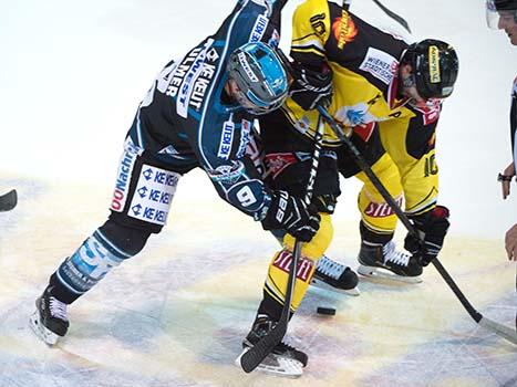Jason Ulmer, Linz und Matt Watkins, Vienna, EHC Liwest Black Wings Linz vs UPC Vienna Capitals 3. SF