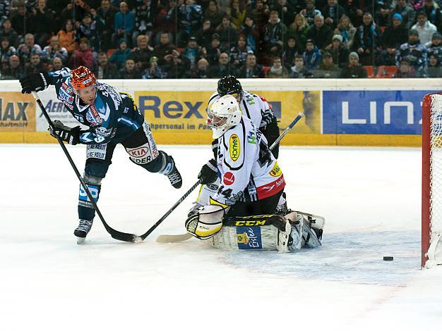 Gregor Baumgartner, Linz scort gegen Adam Dennis, Dornbirn, EHC Liwest Black Wings Linz vs Dornbirner EC