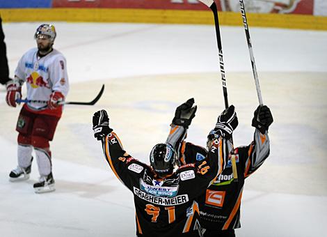 Martin Grabher Meier und Rob Shearer Liwest Black Wings Linz jubeln syncron. EC Red Bull Salzburg