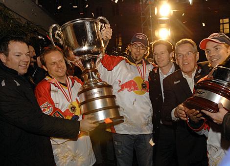 v.Links, Ligamanager Christian Feichtinger, Greger Artursson, Martin Ullrich, Dieter Kalt sen. und Dieter Kalt jr. mit dem Meisterpokal.