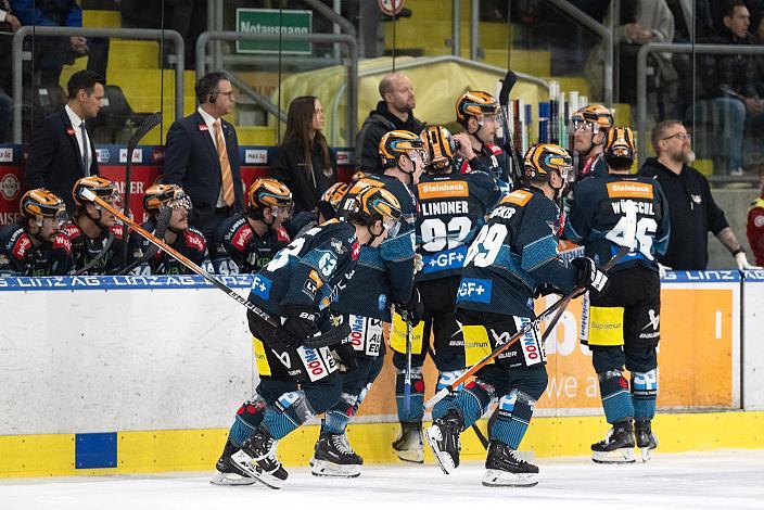 Das Team der Steinbach Black Wings Linz Steinbach Black Wings Linz vs HC Pustertal Woelfe, ICE Eishockey Liga, Linz AG Eisarena