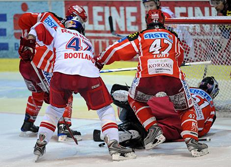 #47 Darryl Bootland, Stuermer, Red Bull Salzburg, vor dem Tor des KAC, bedraengt von Jeff Tory, Travis Scott klaert mit viel Muehe. 
