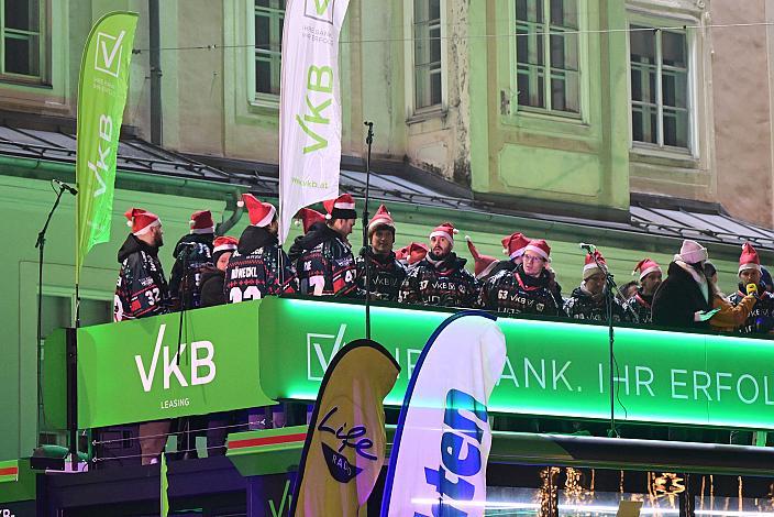 Das Team der Steinbach Black Wings Linz beim Adventsingen, Steinbach Black Wings Linz Adventsingen, ICE Eishockey Liga, Linz Hauptplatz