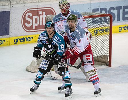 Brett McLean (EHC Liwest Black Wings Linz) vor Jaroslav Hübl (HCB Suedtirol), EHC Liwest Black Wings Linz vs HCB Suedtirol 2. Viertelfinale
Brett McLean (EHC Liwest Black Wings Linz) vor Jaroslav HÃ¼bl (HCB Suedtirol), EHC Liwest Black Wings Linz vs 