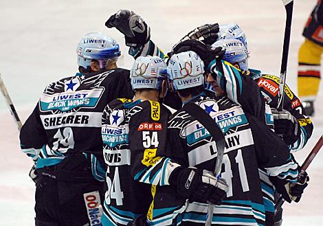 Die Liwest Black Wings Linz feiern den 3. Treffer gegen Linz.