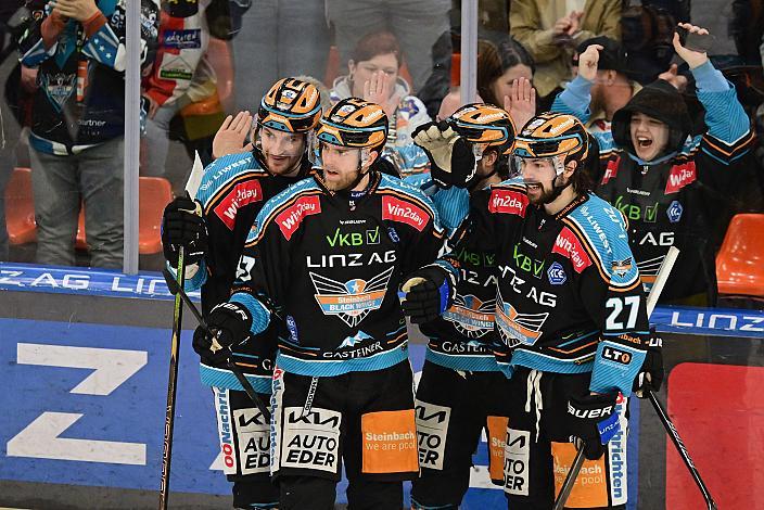 Logan Roe (Steinbach Black Wings Linz) feiert den Treffer zum 2 zu 3,  Semifinale 2, Win2Day ICE Hockey League, 2. Semifinale, Steinbach Black Wings Linz vs EC KAC,  Linz AG Eisarena