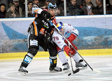 Gerd Gruber Liwest Black Wings Linz im Duell mit Brent Aubin Red Bull Salzburg