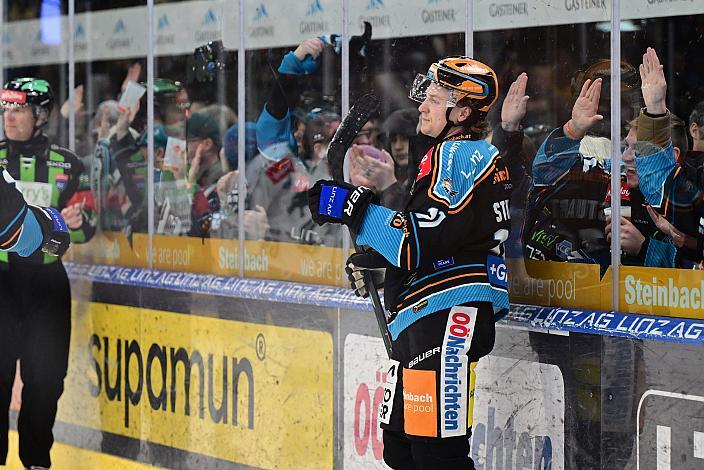 Brodi Stuart (Steinbach Black Wings Linz) feioert das Tor  zum 7 zu 1,  Win2Day ICE Hockey League,  Steinbach Black Wings Linz vs Olimpija Ljubljana,  Linz AG Eisarena