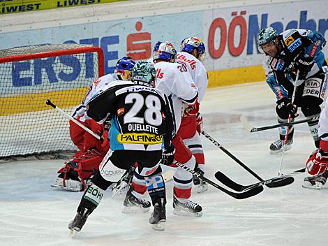 Mike Ouellette und Pat LEahy vor dem Tor der Salzburger, EHC Liwest Black Wings Linz vs. EC Red Bull Salzburg