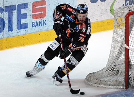 Gregor Baumgartner Liwest Black Wings Linz im Angriff auf das Tor des EC Red Bull Salzburg